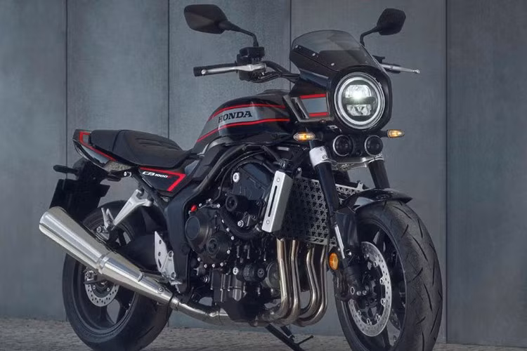 Honda lần đầu tiên hé lộ mẫu xe này cách đây 5 năm tại Triển lãm xe máy Osaka 2020 dưới dạng ý tưởng CB-F dựa trên cơ sở CB1000R Neo Sports Cafe, trước khi tiết lộ thiết kế sẵn sàng sản xuất tại cuộc đua sức bền Suzuka 8 Hours 2025 vào đầu năm nay cùng với phiên bản SE có mào gió phía trước.