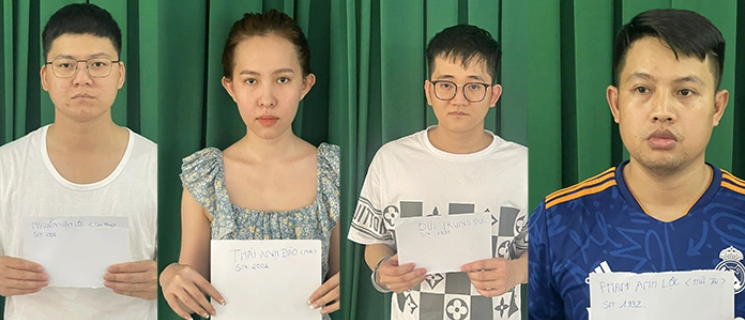 Bị cáo Bùi Trung Đức (bên trái) cùng đồng phạm.