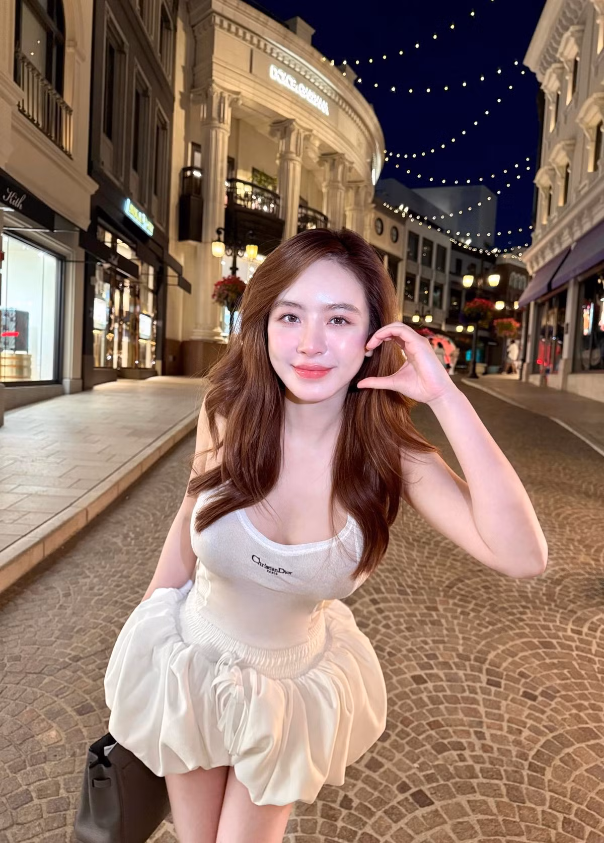 Gương mặt sắc sảo, lối trang điểm tôn lên đường nét và ánh mắt cuốn hút đã giúp Phương Bora truyền tải trọn vẹn sự huyền bí của một "thiên thần".