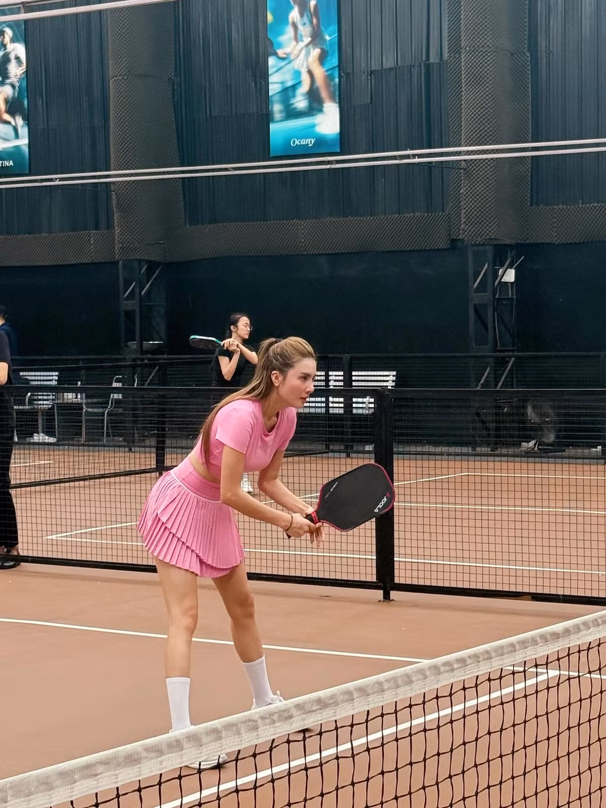 Điều làm nên sức hút của Lê Khánh Chi khi chơi pickleball không chỉ là vóc dáng nuột nà hay gu thời trang bắt mắt, mà còn là năng lượng tích cực mà cô lan tỏa.