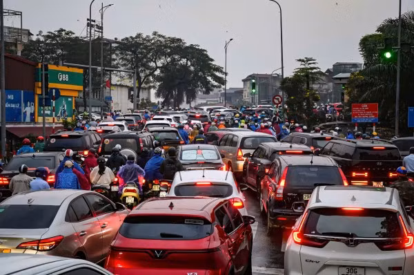 Ngay từ sáng sớm, lượng người và phương tiện tham gia giao thông đã đông gấp nhiều lần thường ngày.