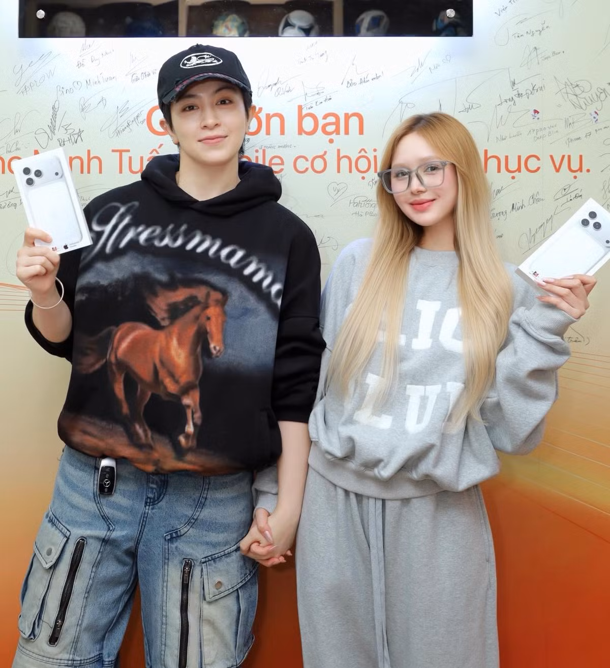 Trong hình, Xoài Non ăn mặc giản dị, để tóc xõa và đeo kính. Trong khi Gil Lê nhìn khỏe khoắn với set đồ áo hoodie đen và quần jeans. Khoảnh khắc cả 2 tươi cười nắm tay chụp ảnh check-in lập tức nhận về chú ý lớn.