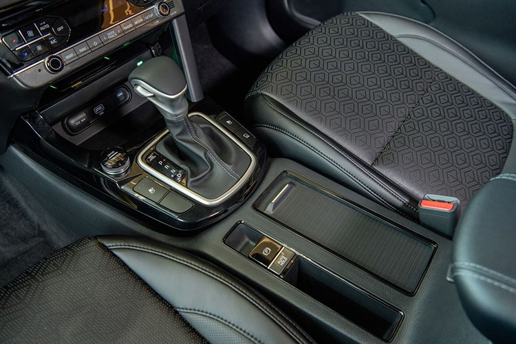 Thứ hai là động cơ xăng 4 xi-lanh, tăng áp, dung tích 1.5L, cho công suất tối đa 158 mã lực và mô-men xoắn cực đại 253 Nm. Động cơ đồng hành cùng hộp số tự động ly hợp kép 7 cấp và hệ dẫn động FWD. Ngoài ra, xe còn sở hữu 3 chế độ lái Eco, Normal, Sport cùng 3 chế độ chạy địa hình Snow, Mud và Sand.