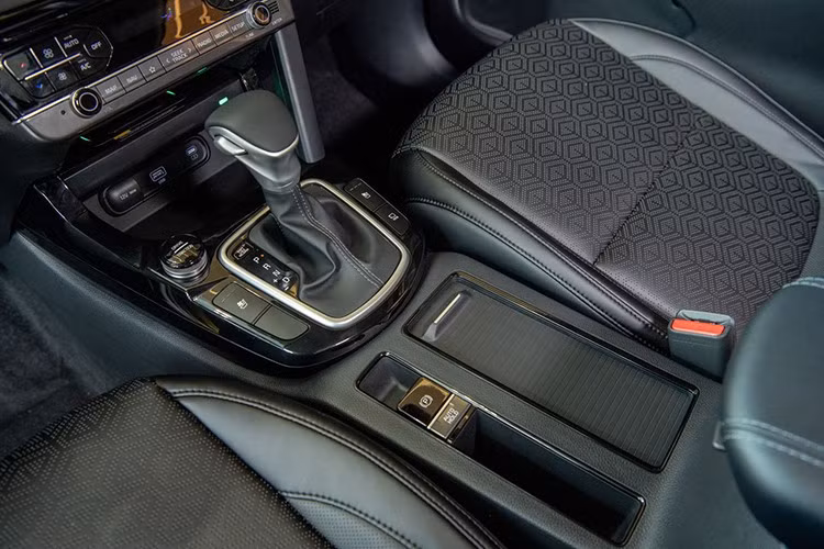 Thứ hai là động cơ xăng 4 xi-lanh, tăng áp, dung tích 1.5L, cho công suất tối đa 158 mã lực và mô-men xoắn cực đại 253 Nm. Động cơ đồng hành cùng hộp số tự động ly hợp kép 7 cấp và hệ dẫn động FWD. Ngoài ra, xe còn sở hữu 3 chế độ lái Eco, Normal, Sport cùng 3 chế độ chạy địa hình Snow, Mud và Sand.