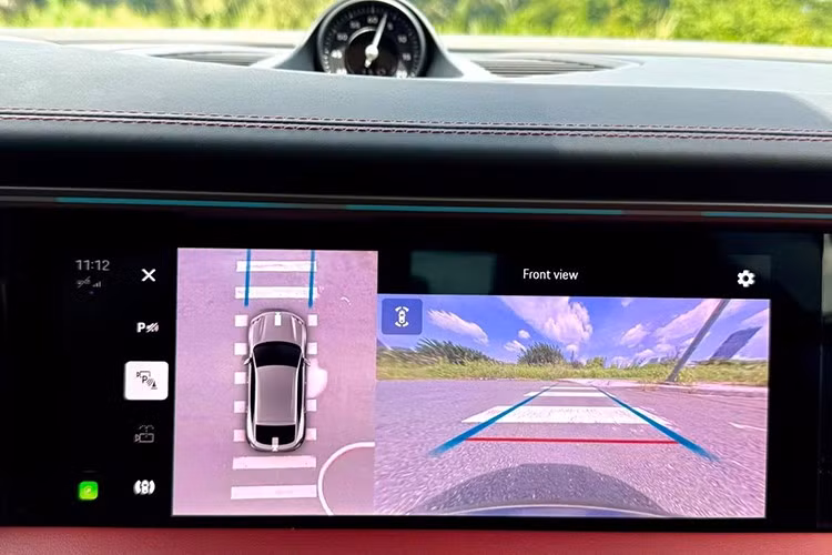 Được phát triển dựa trên cấu trúc khung gầm Premium Platform Electric (PPE) tương tự Audi Q6 e-tron, Porsche Macan EV sở hữu kích thước dài x rộng x cao lần lượt là 4.786 x 2.151 x 1.620 mm và chiều dài cơ sở 2.893 mm. So với Porsche Macan thế hệ cũ, xe dài hơn 58 mm, rộng hơn 224 mm và cao hơn 76 mm.