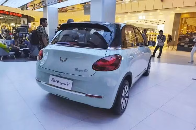 Giám đốc vận hành marketing của Wuling Motors, ông Ricky Christian, cho biết Bingo 2026 có 2 phiên bản cùng với các tùy chọn màu sắc mới để phù hợp với nhu cầu và thị hiếu của người tiêu dùng Indonesia. Cụ thể, xe có 2 phiên bản mới mang tên Pro và Lite.