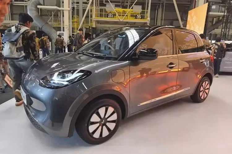 Ngoại thất của Wuling Bingo Lite 2026 vẫn giữ kiểu đèn giống bản Pro, nhưng hệ thống chiếu sáng dùng bóng Halogen và ốp mâm đơn sắc. Nội thất của bản Lite dùng tông màu nâu Mocha Latte. Khác với bản Pro, Bingo Lite dùng chất liệu nỉ cho ghế và tapi cửa, tạo cảm giác cổ điển.