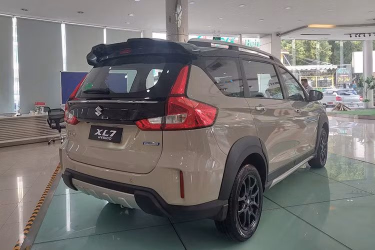 Cỗ máy vận hành của Suzuki XL7 Hybrid là khối động cơ xăng kết hợp với máy phát điện khởi động tích hợp (ISG) kết hợp gói pin lithium-ion dung lượng nhỏ, cho công suất cực đại 103 mã lực, kết hợp cùng hộp số tự động 4 cấp.