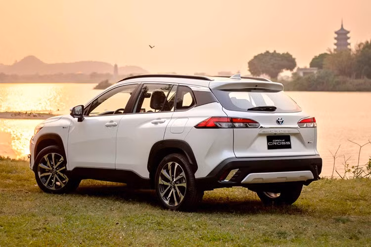 Phiên bản hybrid của mẫu xe Toyota Corolla Cross HEV được trang bị động cơ 1.8L kết hợp mô tơ điện, nâng tổng cộng suất lên 105 mã lực, kết hợp cùng với hộp số tự động vô cấp CVT.