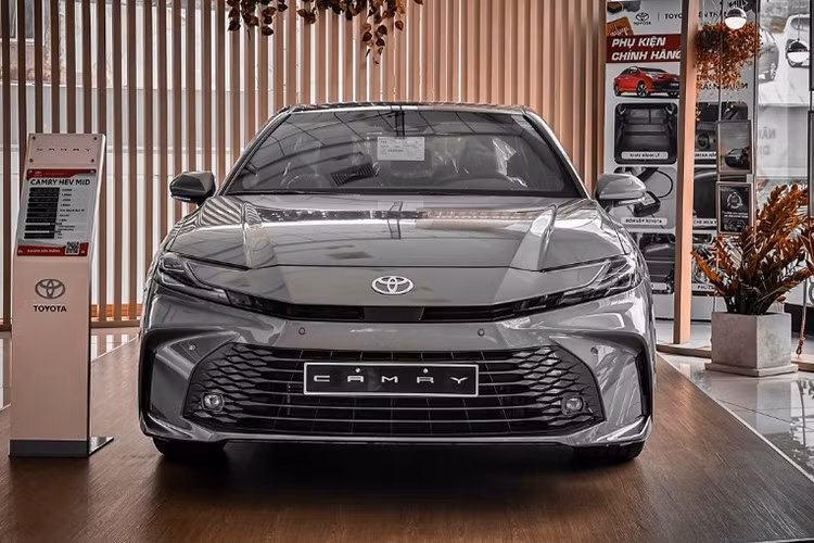 Toyota Camry HEV đứng thứ 5 với 685 chiếc bán ra. Bảng giá xe Camry gồm Camry 2.0 Q giá 1,22 tỷ đồng; Camry 2.5 HEV MID giá 1,46 tỷ đồng và Camry 2.5 HEV TOP giá 1,53 tỷ đồng.