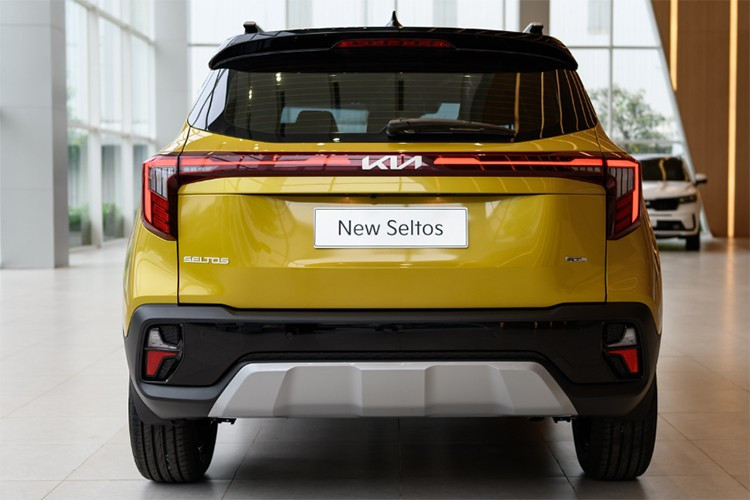 Về ngoại hình, xe sở hữu lưới tản nhiệt mũi hổ đặc trưng của thương hiệu được mở rộng với đèn LED kết hợp đèn xi nhan hiệu ứng dòng chảy....Thân xe sở hữu đường nét thiết kế thể thao, cá tính với các đường gân dập nổi, tạo nên tổng thể năng động, trẻ trung, mâm 17 inch phối 2 tông màu.