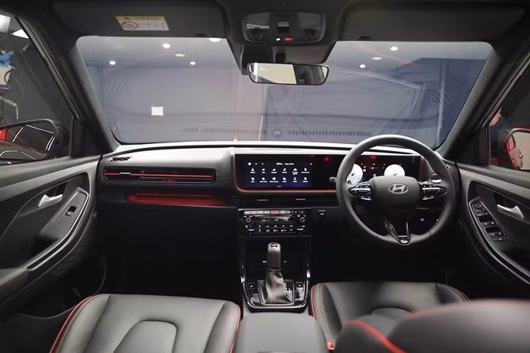 Bên trong nội thất Stargazer X bản nâng cấp chưua lộ diện nhưng được kỳ vọng sẽ có thêm nhiều trang bị tiện nghi và an toàn hơn, cũng như có thể cải thiện hệ thống treo hoặc nâng thêm khoảng sáng gầm để phù hợp hơn với định hướng SUV hóa mà Hyundai đang theo đuổi.