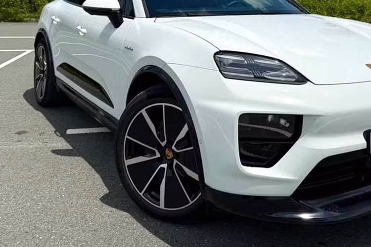 Không ít người sẽ tò mò vì sao chiếc Porsche Macan 4 EV đã qua sử dụng này lại chào bán cao hơn cả xe mới, thì lý do là các xe Porsche đều có giá dự kiến, và tùy vào cấu hình mà khách hàng chọn cho xe, nó có thể cao hơn vài trăm triệu đồng đến tỷ đồng.