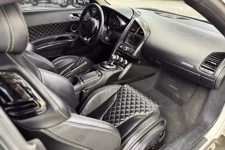 Siêu xe Audi R8 này không được độ lại động cơ, nguyên bản, "trái tim" của siêu xe này sử dụng động cơ V8, dung tích 4,2 lít, sản sinh công suất tối đa 420 mã lực tại vòng tua máy 7.800 vòng/phút và mô-men xoắn cực đại 430 Nm tại vòng tua 4.500-6.000 vòng/phút.