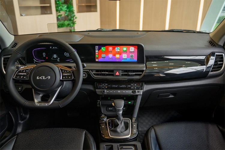 Xe sở hữu các tiện ích như: ghế lái chỉnh điện 8 hướng, làm mát ghế trước, bảng đồng hồ kỹ thuật số và màn hình cảm ứng trung tâm cùng có kích thước 10,25 inch, cửa sổ trời toàn cảnh Panorama, đèn viền trang trí nội thất, rèm che nắng phía sau, hệ thống lọc không khí,...