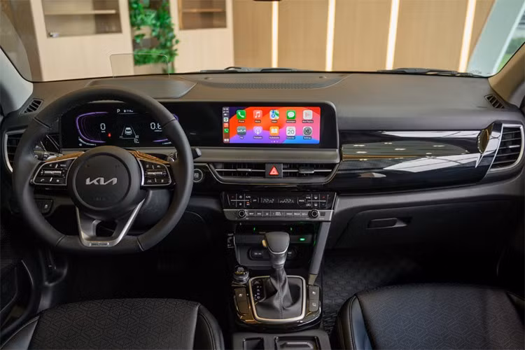 Xe sở hữu các tiện ích như: ghế lái chỉnh điện 8 hướng, làm mát ghế trước, bảng đồng hồ kỹ thuật số và màn hình cảm ứng trung tâm cùng có kích thước 10,25 inch, cửa sổ trời toàn cảnh Panorama, đèn viền trang trí nội thất, rèm che nắng phía sau, hệ thống lọc không khí,...