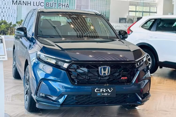 Honda CR-V RS e:HEV xếp vị trí thứ 4 với 877 chiếc bàn giao đến tay khách hàng trong 6 tháng đầu năm 2025. Tại Việt Nam, Honda CR-V có tới 4 phiên bản gồm G, L, L AWD và e:HEV cùng giá dao động từ 1,029-1,259 tỷ đồng. Trong đó, bản e:HEV chiếm 32,5% tổng doanh số của mẫu xe này.