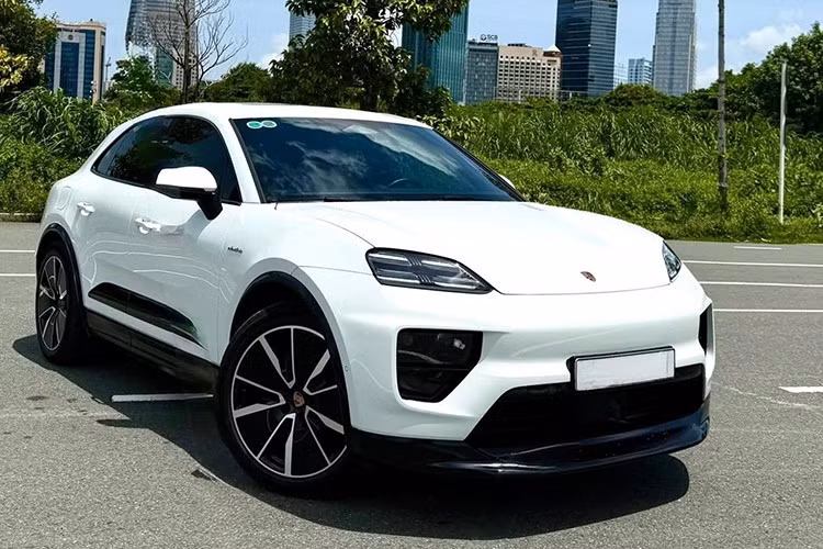 Vào cuối năm 2024, mẫu xe điện Porsche Macan đã chính thức được giới thiệu tại thị trường Việt Nam với nhiều biến thể, giá từ 3,48 tỷ đồng cho bản tiêu chuẩn, cao nhất lên đến 5,86 tỷ đồng cho bản turbo. Và đến nay đã có xe lướt hiếm hoi trên thị trường.