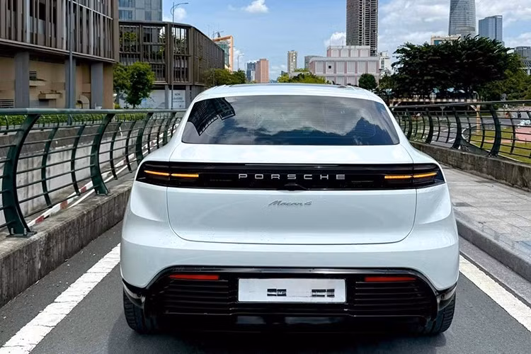 Dù có 4 màn hình nhưng Porsche Macan EV vẫn có những nút bấm cơ học để chỉnh các tính năng thường dùng như điều hòa. Trong khi đó, hệ thống thông tin giải trí của xe dựa trên hệ điều hành Android Automotive OS, hỗ trợ Apple CarPlay và tính năng điều khiển bằng giọng nói...