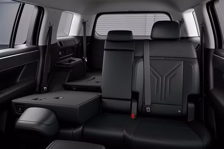 Bản cao cấp Prestige có thêm cửa sổ trời toàn cảnh mở điện, cụm đồng hồ kỹ thuật số 12,3 inch và ghế lái nhớ vị trí. Xe còn có camera 360 độ, cảm biến hỗ trợ đỗ xe trước/sau, hệ thống cảnh báo va chạm khi đỗ xe PCA-R và hiển thị điểm mù trên màn hình kỹ thuật số.