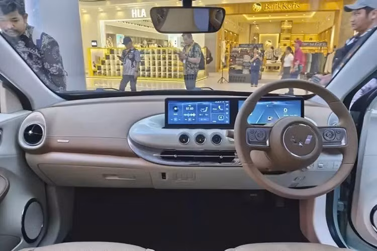 Bên trong khoang cabin, Wuling Bingo 2026 được nâng cấp nhẹ với loạt trang bị tiện nghi như: khởi động thông minh, mở khóa không cần chìa, vô lăng tích hợp phím chức năng, bảng đồng hồ kỹ thuật số, màn hình cảm ứng trung tâm, kết nối điện thoại thông minh và hệ thống âm thanh 4 loa.