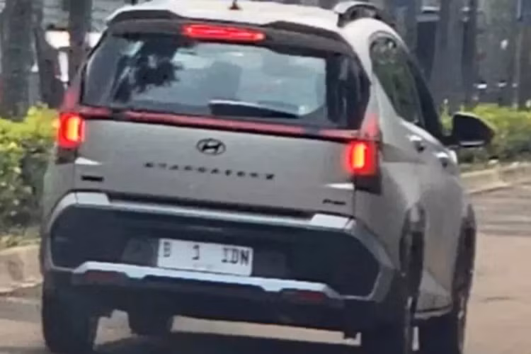 Cản trước và sau đều được bổ sung nẹp trang trí màu bạc, tạo cảm giác chắc chắn, đậm chất SUV hơn. Xe được trang bị bộ mâm hợp kim đa chấu màu đen bóng, đặt trong ốp cua lốp nhựa đen - chi tiết chỉ có trên bản X, giúp phân biệt rõ với bản Stargazer thường.