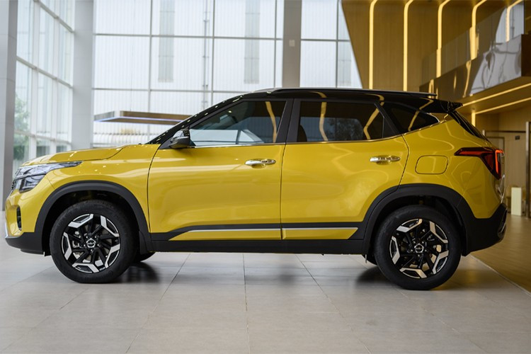 Sau ưu đãi, giá bán thực tế của Kia Seltos dao động từ 569 triệu đến 724 triệu đồng. Với mức giá khởi điểm này, Seltos rẻ hơn khoảng 30 triệu đồng so với giá niêm yết bản tiêu chuẩn của các đối thủ như Skoda Kushaq, Hyundai Creta và Mitsubishi Xforce.