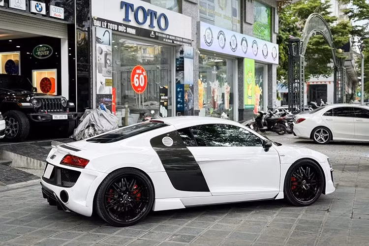 Chiếc siêu xe Audi R8 này máy zin, các trang bị khác đều hoàn hảo để giúp xe có thể khiến người lái dính ghế sau mỗi cú đạp ga. Điểm sáng của xe là bộ body kit của hãng Regula mang đến cho nó mặt tiền hầm hố hơn so với xe Audi R8 nguyên bản.