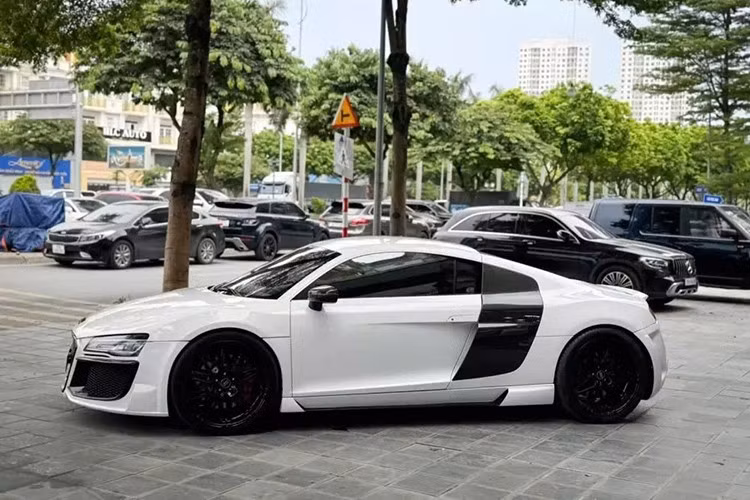 Mới đây, một chiếc siêu xe Audi R8 thế hệ đầu tiên vừa xuất hiện tại Hà Nội, đây là 1 bất ngờ khá lớn vì trước đó xe đã được giao dịch cách đây 1 tháng. Đây là 1 trong 2 siêu xe Audi R8 độ khủng nhất Việt Nam, xe còn lại được độ máy và cũng đang ở Hà Nội.