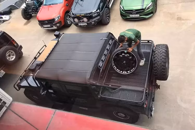 Đáng chú ý, xe không có bệ bước lên xuống, chi tiết thường thấy ở các dòng bán tải cỡ lớn. Theo lý giải của chủ nhân cũ, việc loại bỏ bệ bước nhằm tối ưu khoảng sáng gầm và tránh cản trở khả năng vượt địa hình của xe. Với khoảng sáng gầm lên tới 406 mm và khả năng lội nước sâu 762 mm, Hummer H1 Alpha được đánh giá là một trong những mẫu bán tải off-road tốt nhất từng được sản xuất.