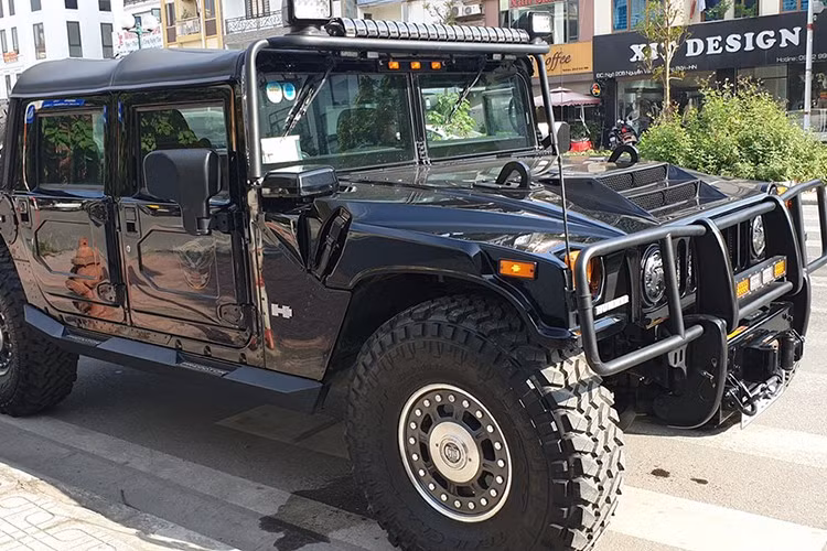 Sự xuất hiện của chiếc Hummer H1 Alpha duy nhất tại Việt Nam trên thị trường xe cũ được xem là sự kiện hiếm hoi trong giới sưu tầm xe. Theo nhiều đồn đoán, một chiếc H1 Alpha nguyên bản, giữ tình trạng kỹ thuật tốt có thể có giá lên tới cả tỷ đồng, không chỉ vì yếu tố kỹ thuật mà còn nhờ giá trị lịch sử và độ hiếm có.