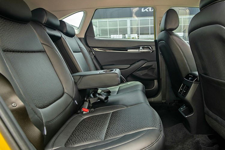 Nằm bên dưới nắp ca-pô của Kia Seltos là 2 tùy chọn động cơ. Đầu tiên là động cơ xăng 4 xi-lanh, hút khí tự nhiên, dung tích 1.5L, cho công suất tối đa 113 mã lực và mô-men xoắn cực đại 144 Nm. Động cơ đi kèm với hộp số biến thiên vô cấp CVT và hệ dẫn động cầu trước FWD.