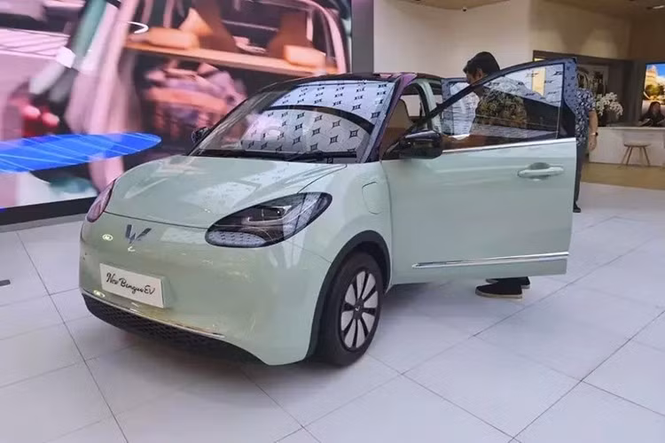 Wuling Bingo là mẫu ôtô điện cỡ nhỏ của Trung Quốc đã được bày bán ở thị trường Indonesia vào hồi tháng 12/2023 dưới tên gọi riêng là BinguoEV. Sau hơn 1 năm, mẫu xe điện này ở đất nước vạn đảo đã được bổ sung một số tính năng mới.