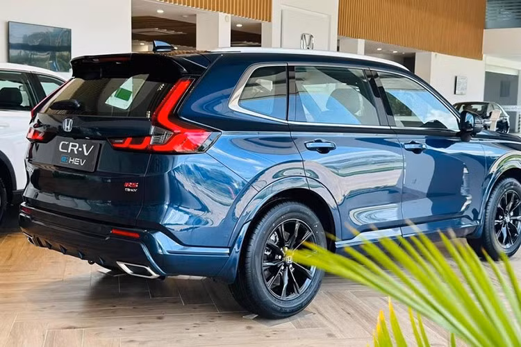 RS e:HEV được xem là phiên bản cao cấp nhất của mẫu xe Honda CR-V. Bên cạnh việc tái sử dụng khối động cơ 1.5L tăng áp của các bản thuần xăng, bản RS e:HEV còn nhận được sự hỗ trợ của 2 động cơ điện, cho tổng công suất cực đại 204 mã lực đi kèm với hộp số tự động vô cấp CVT.