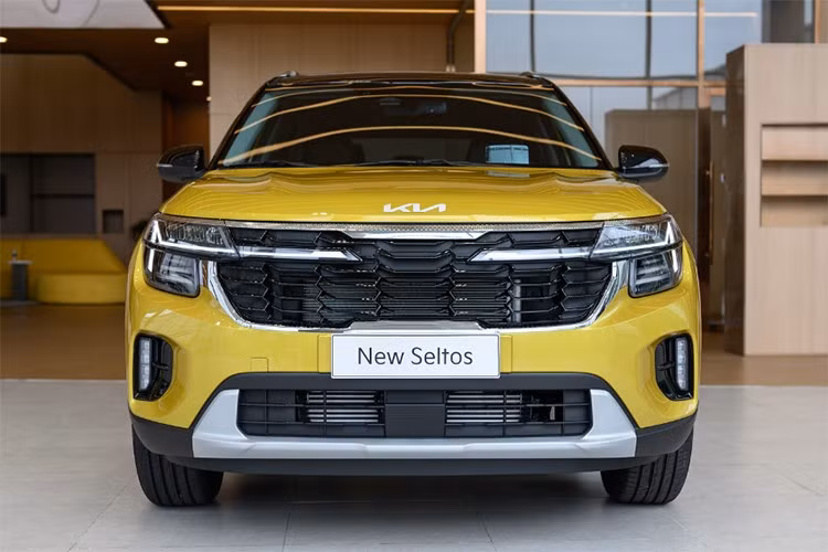 Kia Seltos phiên bản nâng cấp giữa vòng đời ra mắt thị trường Việt Nam vào năm 2024. Ở lần nâng cấp mới, xe đã được tinh chỉnh cả về thiết kế lẫn trang bị, đặc biệt là các tính năng an toàn.