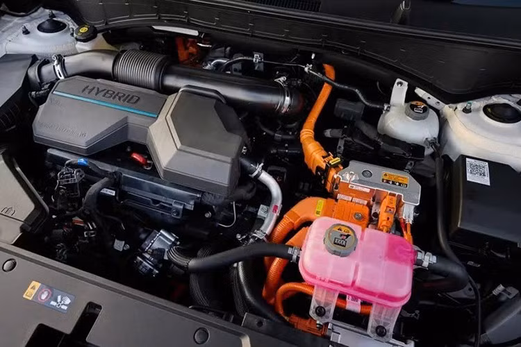 Khi hoạt động song song, tổng công suất toàn hệ thống đạt 235 mã lực, mô-men xoắn cực đại 367 Nm. Hệ truyền động đi cùng hộp số tự động 6 cấp và hệ dẫn động cầu trước (FWD). Mức tiêu hao nhiên liệu trung bình theo công bố là 19,6 km/lít.