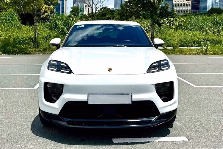 Porsche Macan EV sử dụng động cơ 2 mô-tơ điện với công suất tổng cộng 402 mã lực và mô-men xoắn cực đại 649 Nm. Nhờ đó, xe có thể tăng tốc từ vị trí xuất phát lên 96 km/h trong 4,9 giây trước khi đạt vận tốc tối đa 219 km/h. Xe có ngăn chứa đồ 82 lít bên dưới nắp ca-pô.