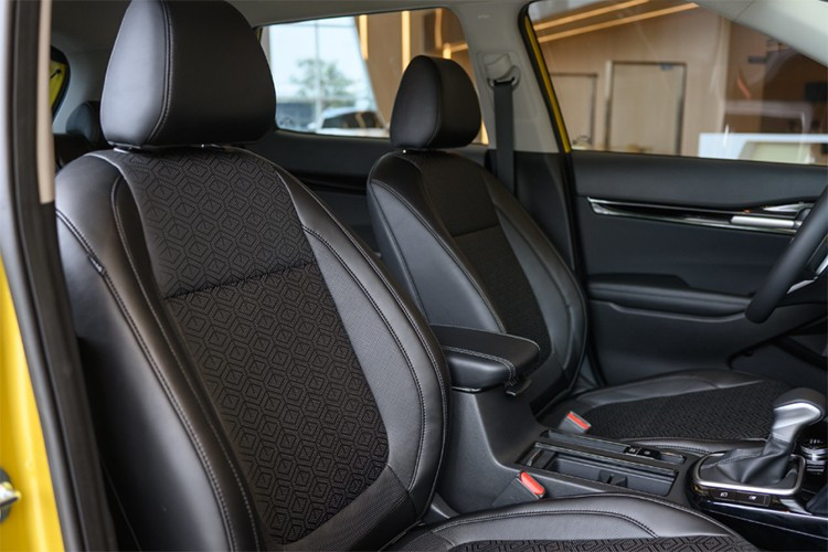 Phiên bản cao cấp nhất của Kia Seltos sở hữu hệ thống an toàn chủ động ADAS, bao gồm các tính năng: Cảnh báo và hỗ trợ tránh va chạm phía trước (FCA); kiểm soát hành trình thích ứng thông minh với tính năng Stop &amp; Go (SCC); cảnh báo và hỗ trợ theo làn đường (LFA); hay cảnh báo và hỗ trợ giữ làn đường (LKA)...