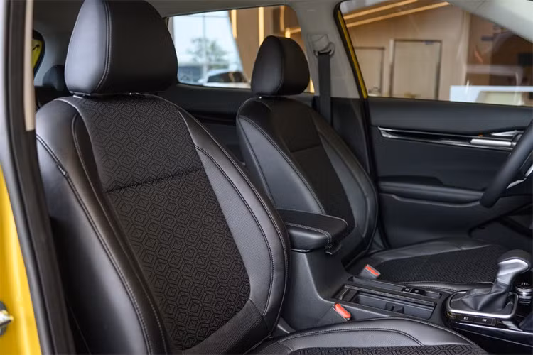 Phiên bản cao cấp nhất của Kia Seltos sở hữu hệ thống an toàn chủ động ADAS, bao gồm các tính năng: Cảnh báo và hỗ trợ tránh va chạm phía trước (FCA); kiểm soát hành trình thích ứng thông minh với tính năng Stop &amp; Go (SCC); cảnh báo và hỗ trợ theo làn đường (LFA); hay cảnh báo và hỗ trợ giữ làn đường (LKA)...