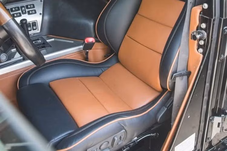 Cung cấp sức mạnh cho xe là động cơ diesel Duramax V8 tăng áp dung tích 6.6L, cho công suất 300 mã lực và mô-men xoắn cực đại đạt 705 Nm. Sức mạnh được truyền qua hộp số tự động 5 cấp, đảm bảo khả năng vận hành linh hoạt trên nhiều loại địa hình, từ đô thị đến rừng núi, sa mạc hay khu vực ngập nước.