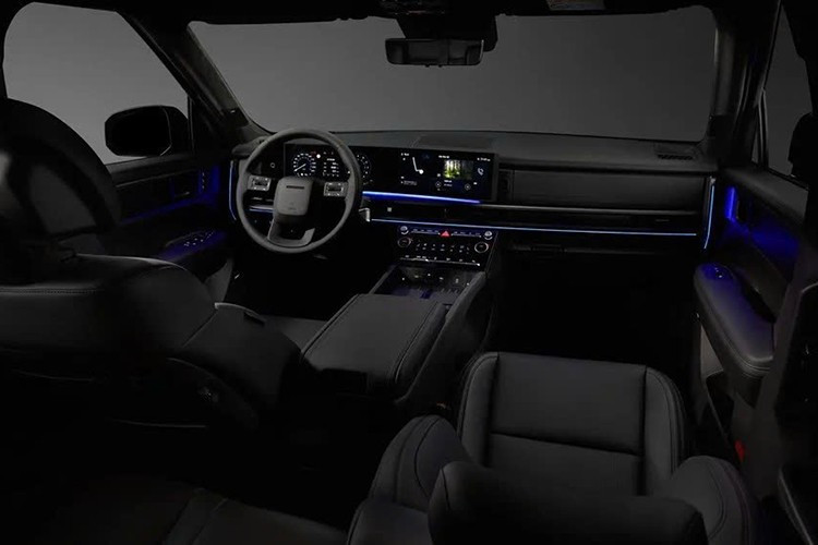 Về nội thất, khoang cabin của Hyundai Santa Fe Hybrid 2025 được bọc da cao cấp với cấu hình 6 chỗ ngồi, hàng ghế giữa dạng Captain Seat. Ghế lái và ghế phụ chỉnh điện, tích hợp sưởi và thông gió; hàng ghế thứ hai chỉnh điện và có chế độ thư giãn.