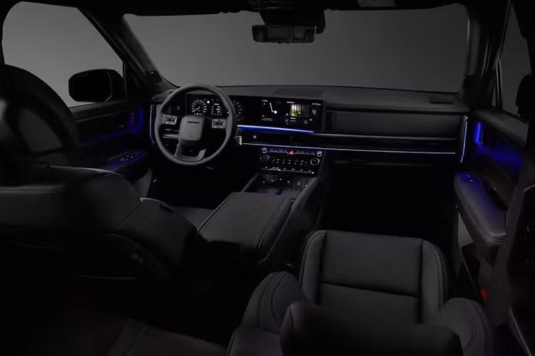 Về nội thất, khoang cabin của Hyundai Santa Fe Hybrid 2025 được bọc da cao cấp với cấu hình 6 chỗ ngồi, hàng ghế giữa dạng Captain Seat. Ghế lái và ghế phụ chỉnh điện, tích hợp sưởi và thông gió; hàng ghế thứ hai chỉnh điện và có chế độ thư giãn.