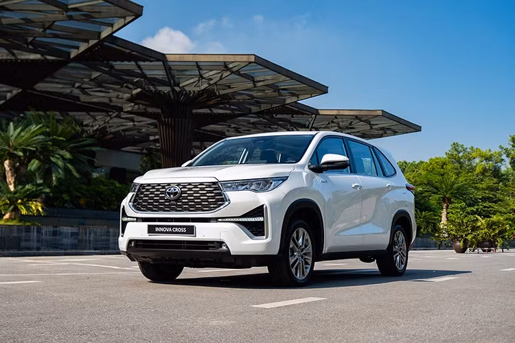 Ở chặng đua dài 6 tháng đầu năm, Toyota Innova Cross HEV là mẫu xe có mức tiêu thụ cao nhất với 1.313 chiếc bàn giao đến tay khách hàng. Xe sử dụng hệ thống hybrid tích hợp động cơ xăng 2.0, cho công suất 150 mã lực, mô-men xoắn 188 Nm, đi kèm mô tơ điện công suất 111 mã lực, mô-men xoắn 206 Nm.