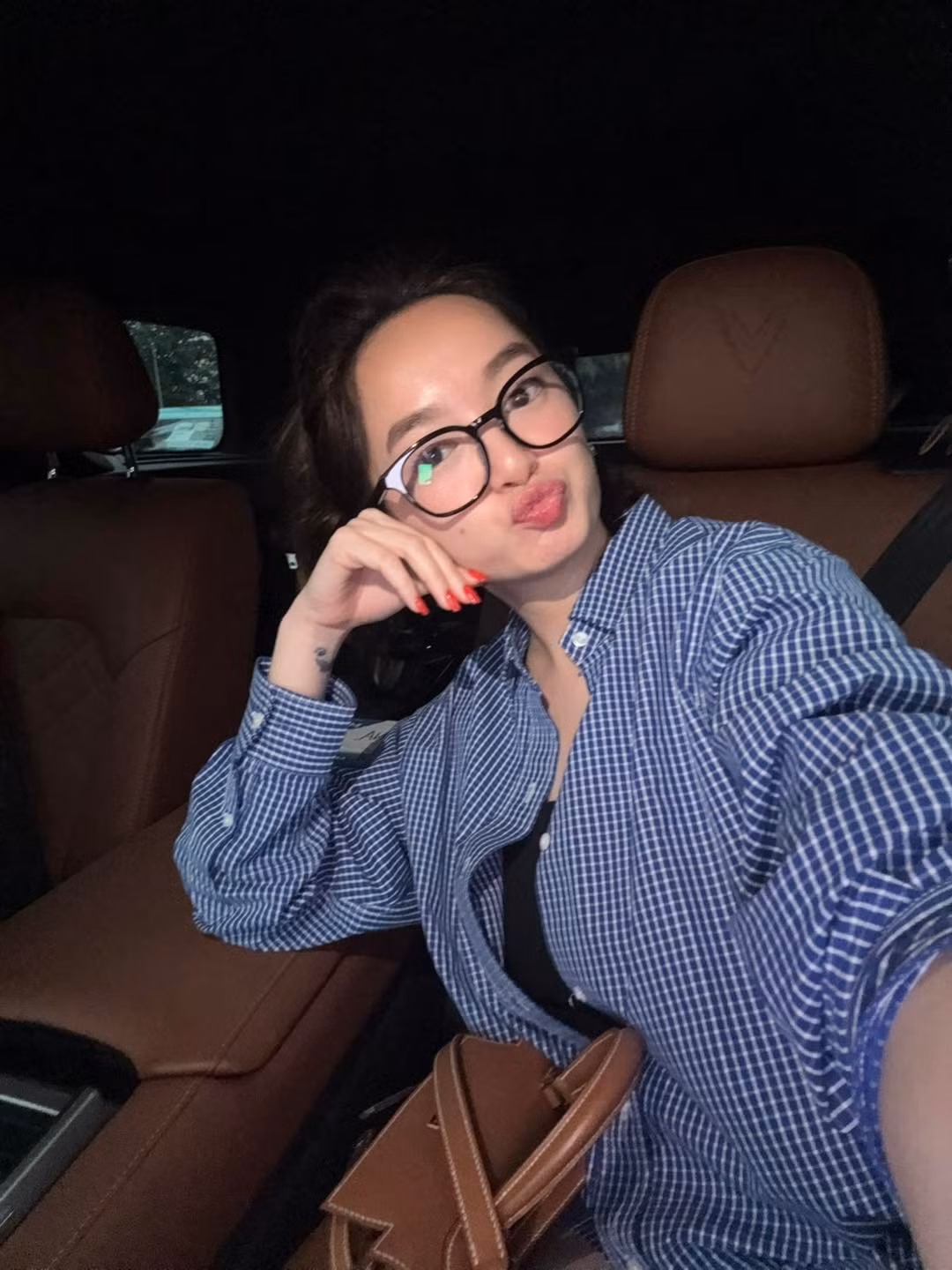 Từ một hiện tượng phòng vé sau Em chưa 18, Kaity Nguyễn dần khẳng định mình qua nhiều dự án điện ảnh, song song với vai trò người mẫu ảnh và gương mặt được các thương hiệu lựa chọn. Cách cô xây dựng hình ảnh cũng phản ánh rõ quan điểm làm nghề, đi chậm, thận trọng và tránh xa những ồn ào không cần thiết.