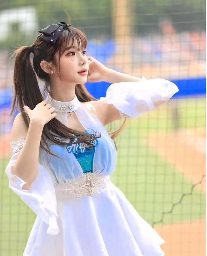 Lee là cái tên nổi bật nhất nhờ vẻ ngoài xinh đẹp, tươi sáng. Clip cô nhảy ppikki ppikki thậm chí trở thành hiện tượng, vượt 100 triệu lượt xem.