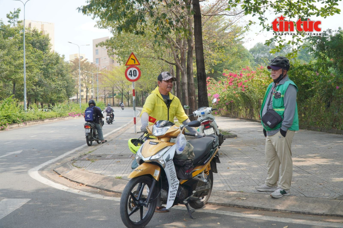 Ông Phan Quang Mỹ, tài xế công nghệ, trò chuyện với ông Long tại Làng Đại học Quốc gia TP Hồ Chí Minh.