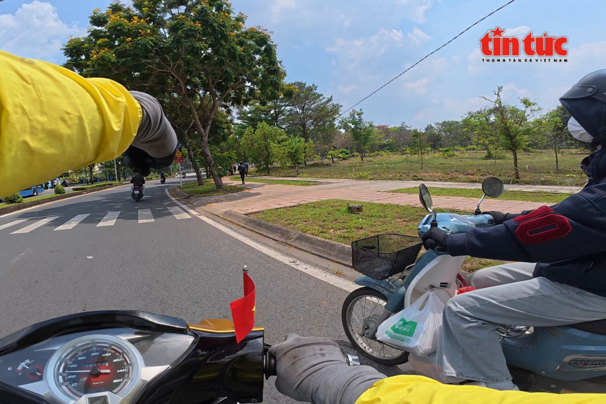 Đang lưu thông trên đường, ông Long phát hiện bạn Nguyễn Mai Hương, sinh viên năm nhất Trường Đại học Bách khoa, bị thủng lốp và dừng lại hỗ trợ.