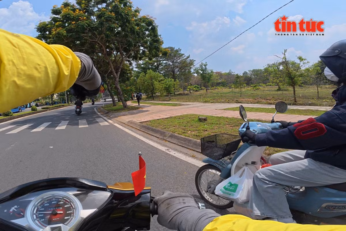 Đang lưu thông trên đường, ông Long phát hiện bạn Nguyễn Mai Hương, sinh viên năm nhất Trường Đại học Bách khoa, bị thủng lốp và dừng lại hỗ trợ.