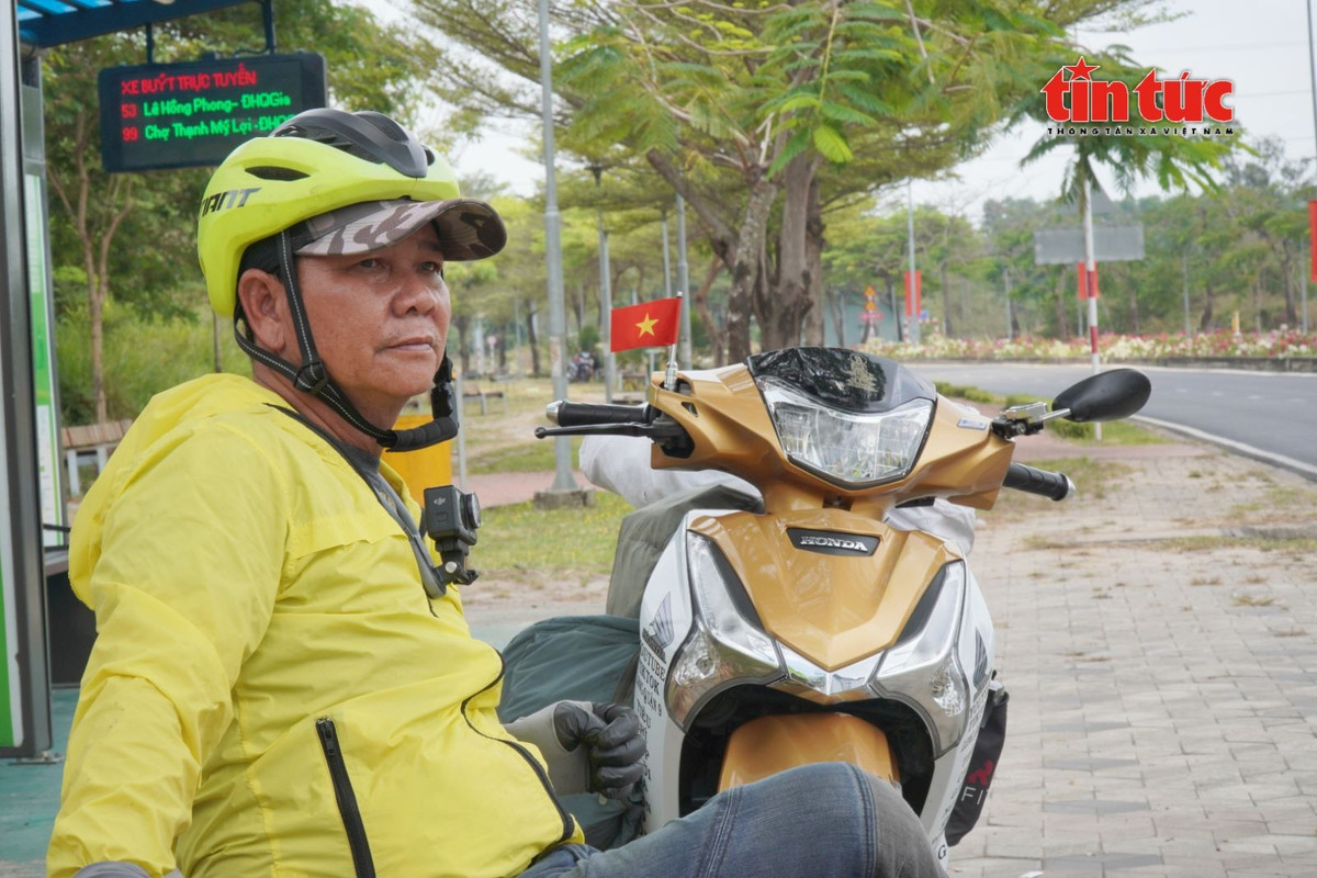 Buổi trưa, ông Long thường có mặt trước Trường Đại học Công nghệ Thông tin và Trường Đại học Khoa học Xã hội và Nhân văn, Đại học Quốc gia TP Hồ Chí Minh để hỗ trợ sinh viên khi cần.