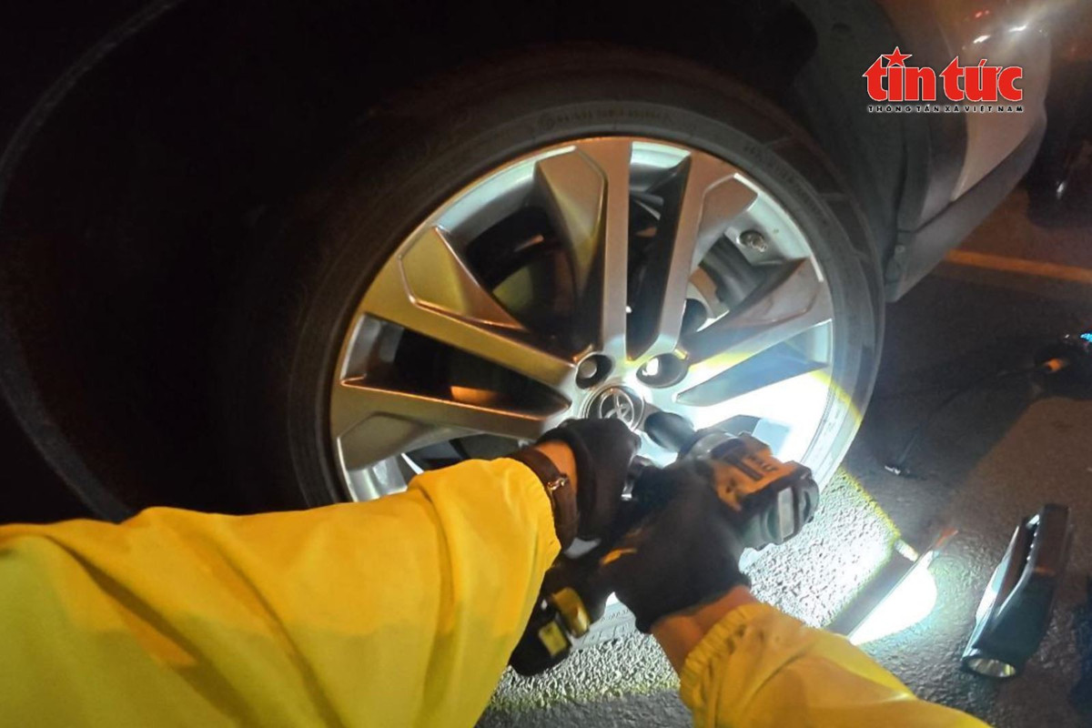 Không chỉ sửa chữa xe máy, ông Long còn hỗ trợ cả ô tô khi gặp sự cố.